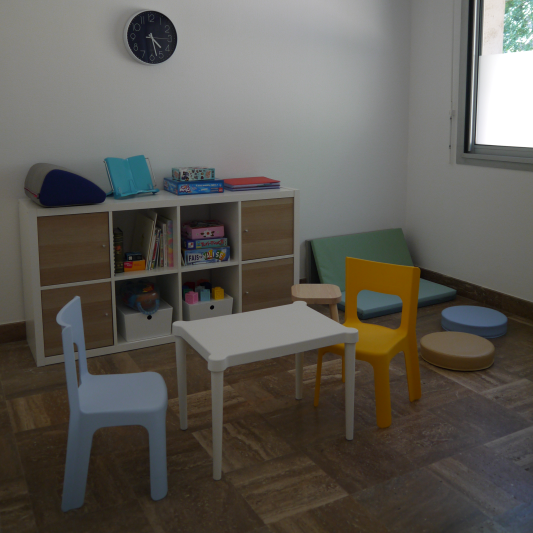 Photographie de l'espace du bureau utilisé avec les jeunes enfants